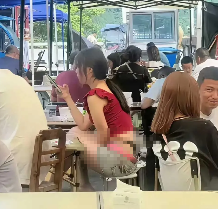 露天大排档，人真多！[静静吃瓜][静静吃瓜][静静吃瓜]