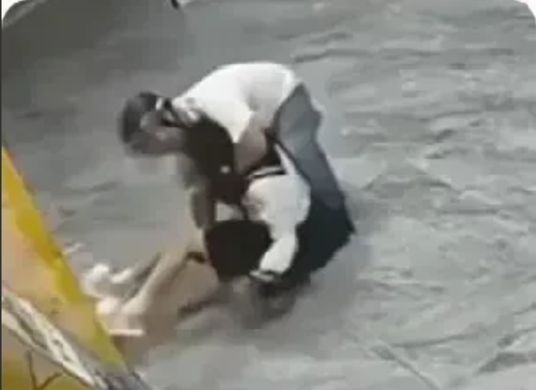 这个坏蛋凌晨看到一女性，直接上去又搂又摸，结果，浙江东阳市警方通报来了，这位坏蛋