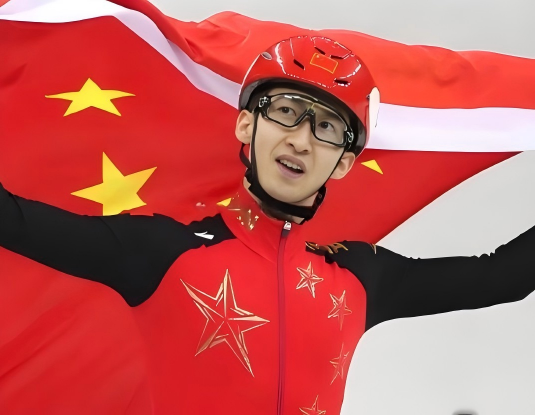 武大靖官宣退役
武大靖，1994年生于黑龙江省佳木斯市，现任中国短道速滑队运动员