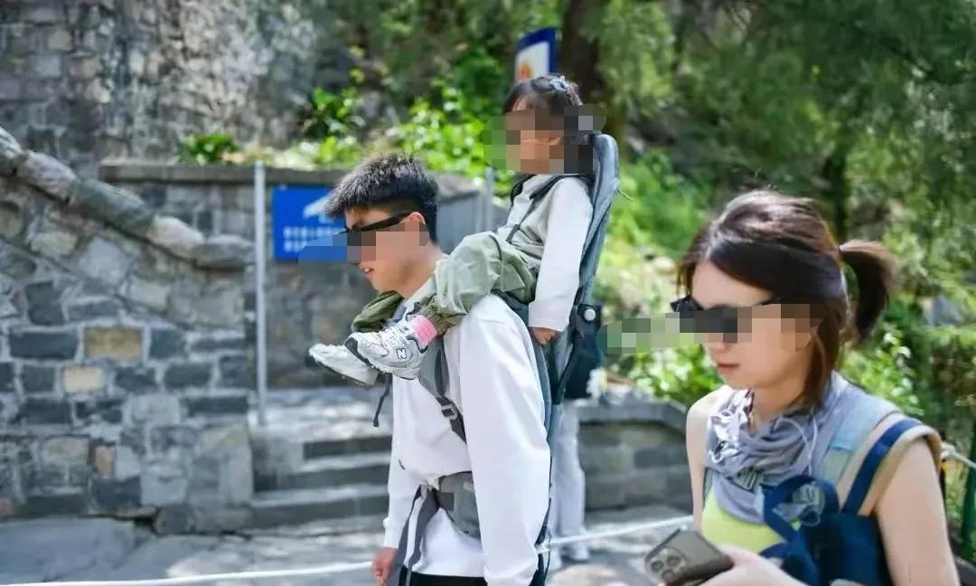 这个假期，知道了一个新的职业：陪爬。
泰山有许多大学生从事这样的工作，月收入五位