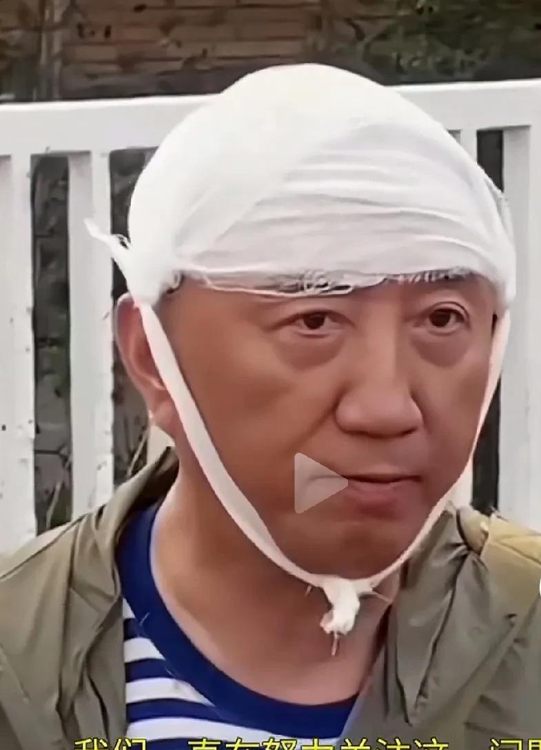 凤凰台记者卢宇光在俄乌战场再次遇到袭击。
这次卢宇光被乌军无人机袭击，头部受到轻