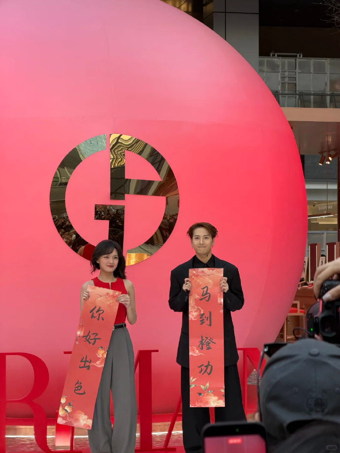 在深圳活动现场同框的王嘉尔文淇生图 ​​​