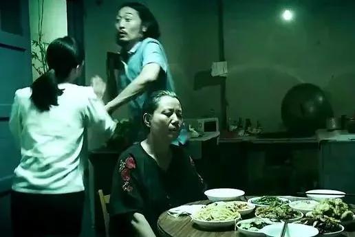 标题：小区里那对夫妻打架，原来是因为“妈妈只有一个”这句话。
最近隔壁超市那对夫