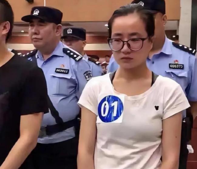 2019年，女硕士杨春燕在教室上课时被警察带走，带走前老师问道：“是不是抓错人了