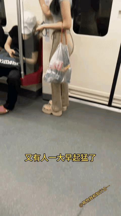 8天长假过去！这就是今天大家上班的状态——坐车都发困！