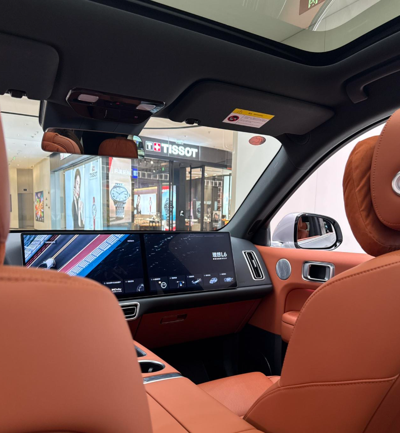 理想值得买不?
【外观】
仁者见仁智者见智，个人感觉星环灯还是挺帅，不过现在路上