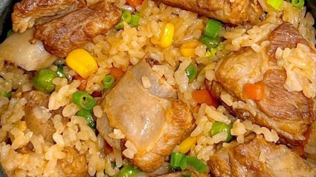 家常排骨焖饭：鲜香软糯的美味秘诀