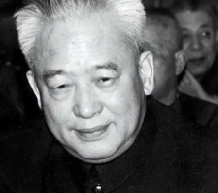 1960年，石油部长余秋里为救大庆油田，请求罗瑞卿派飞机运5吨焊条，却被罗瑞卿怒