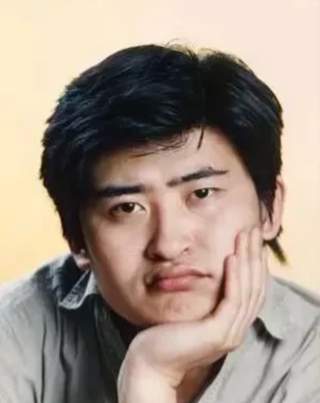 1988年，刘欢爱上相处9天的卢璐，向她求婚，但卢璐大刘欢2岁，2人异地，长辈强