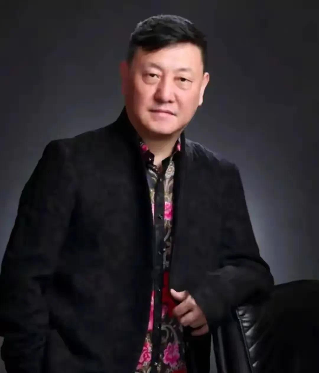 韩磊起诉爆料的女网友，要求刑事诉讼，但是网友们还是半信半疑。
是碰瓷还是事实，法