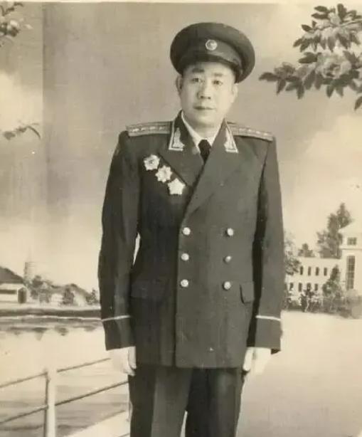 1950年朝鲜战场，94师副政委杨家华，指挥300名士兵抢了志愿军的军火库，副司