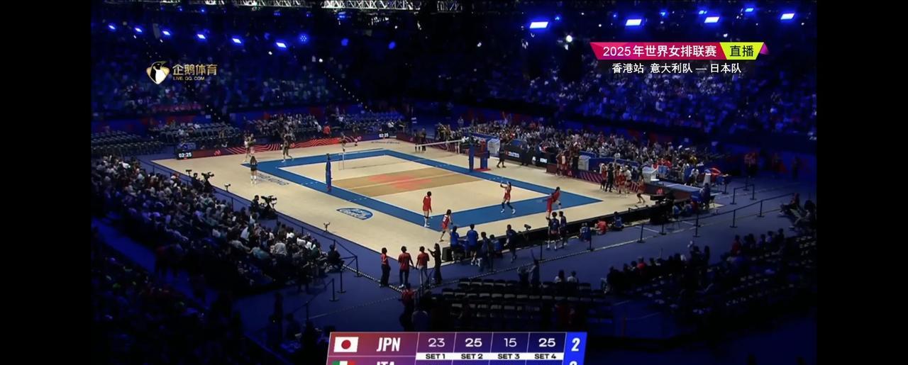 日本女排和意大利女排打成2:2平了，双方打的真是相当的激烈。你拿一局，我拿一局，