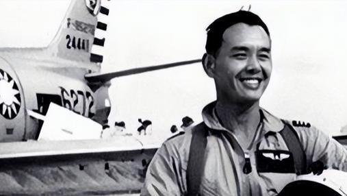 1956年，蒋纬国专机出现在福建上空，驾驶员给台湾留话：老子走了
