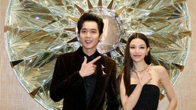 46岁章子怡现身成都，离开美颜滤镜，真实状态曝光，膝盖尤为吸睛