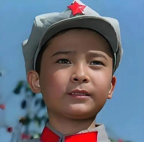 1937 年，敌军官手持军刀，对准一个西路军小战士的胸口，大吼：“跪下！” 小战