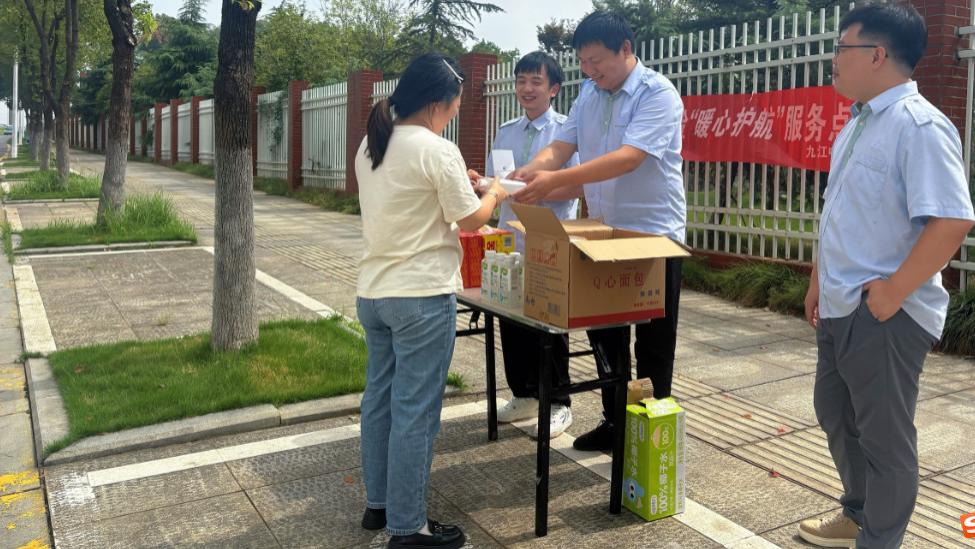 ​中国人寿财险九江市中心支公司开展双节高速护航暖心活动