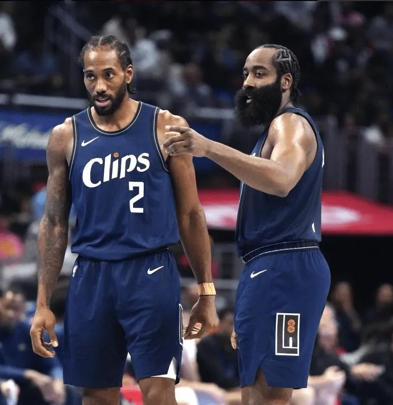 美媒NBA Retweet晒出快船新赛季的主要轮换阵容：
控球后卫：詹姆斯-哈登