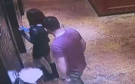 县委秘书想当副区长，请身为书记的老师帮忙，被拒后在老师办公室装摄像头偷拍秘密