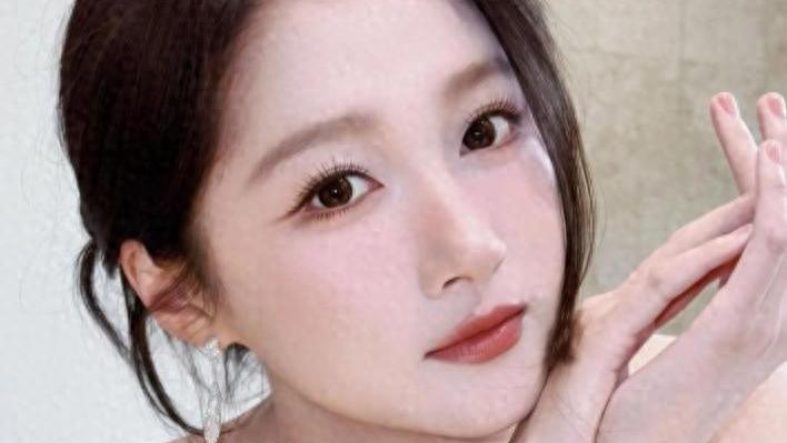 这个曾经因为恋情被骂上热搜的女孩，怎么突然就翻身了？