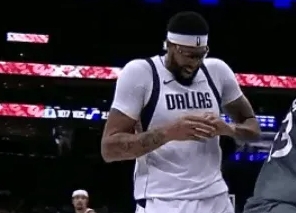 NBA常规赛，独行侠114-116不敌爵士。
第四节比赛中，安东尼-戴维斯左手被