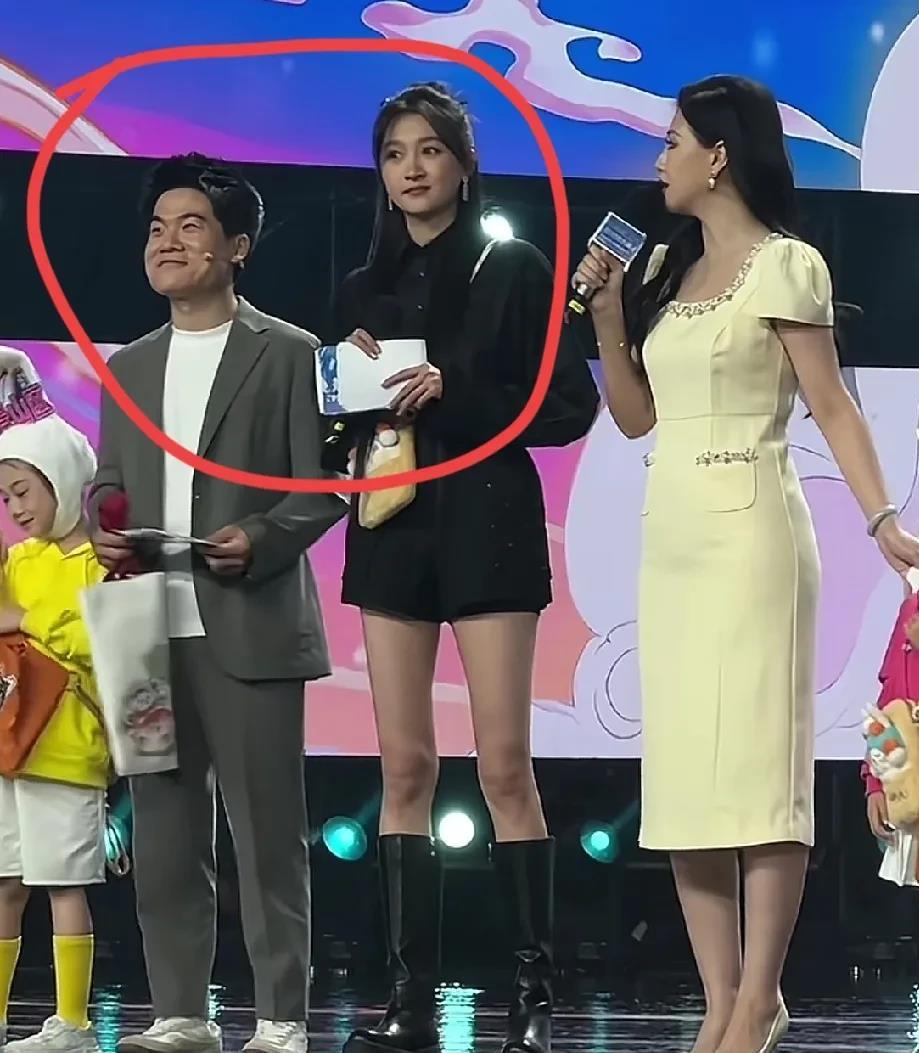 主持人穿高跟鞋我忍了，
关晓彤穿厚底鞋我也忍了，
忍不了的是，董宇辉站在关晓彤身