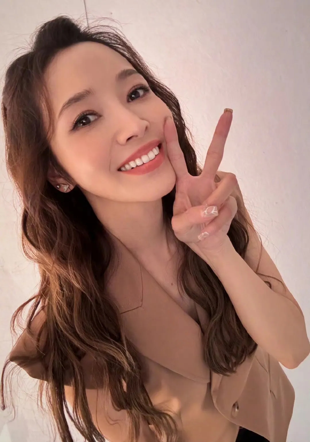 闺蜜对我说她之前误会侯佩岑了，以为以侯妈妈“万般皆是命，半点不由人”的爱情观是没