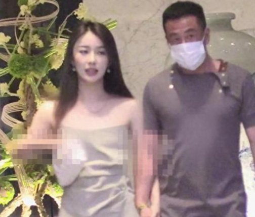 52 岁杨坤疑似牵手新女友，初恋成意难平，他能否开启新篇章？