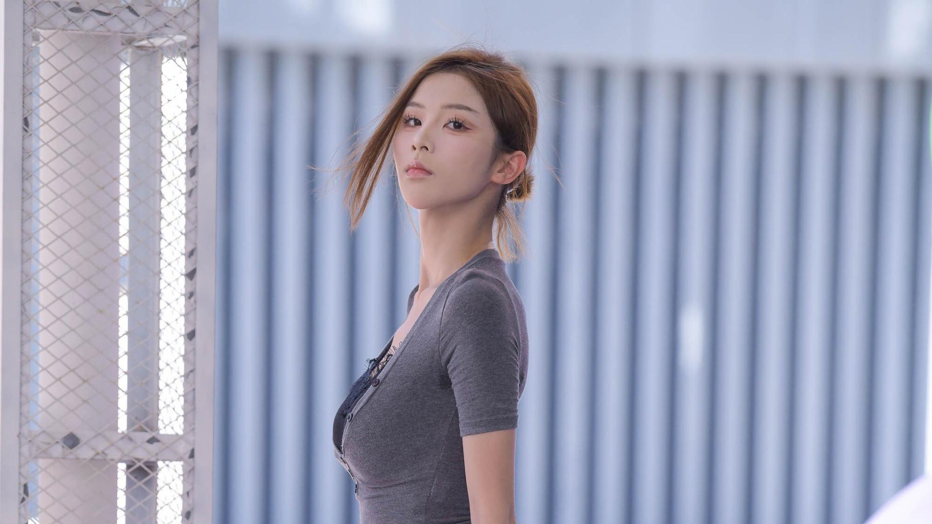 牛仔热裤与蕾丝内搭的都市风