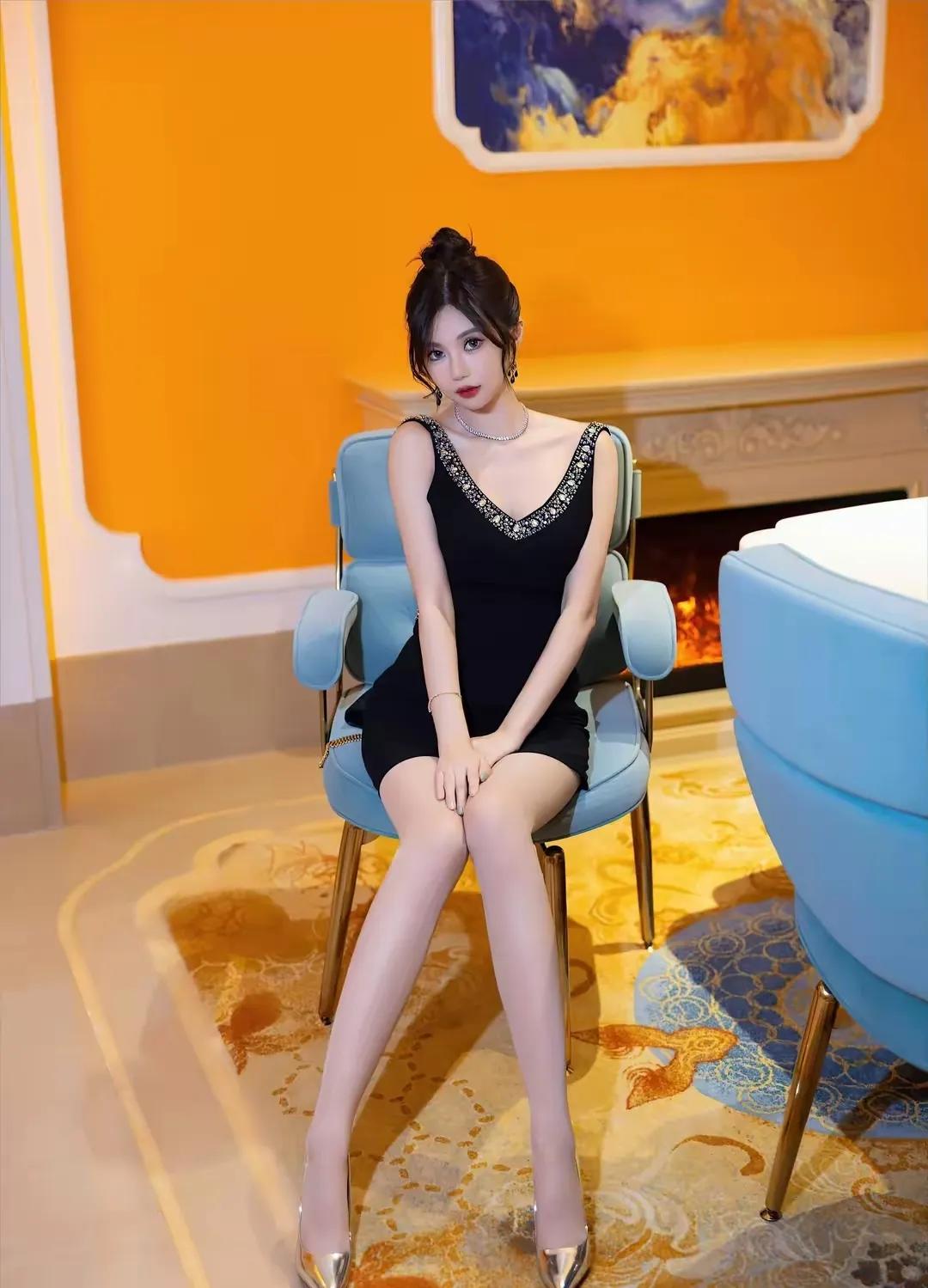 网友热议：ULA绮里嘉海南旅拍，难道只带了修身剪裁长裙？
