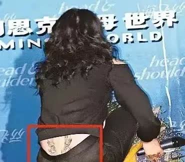 看纹身和背影知道她是谁吗？这个大明星绝对是家喻户晓！她是一个非常有个性的人，基本