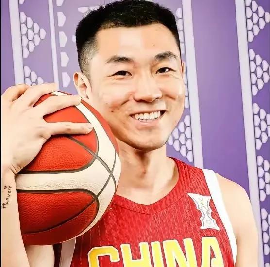 全国人民都知道。
高诗岩唯一强过徐杰的地方，就是他的身高。
#中国男篮#