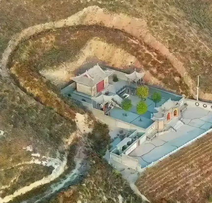 假如你在大山里捡到这样的房子，你会住吗？？
