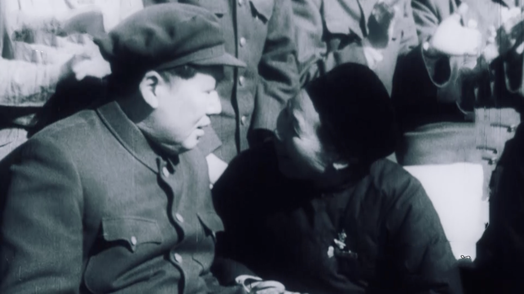 1953年4月，志愿军特级英雄黄继光的母亲邓芳芝，参加全国妇联第二次全国代表大会
