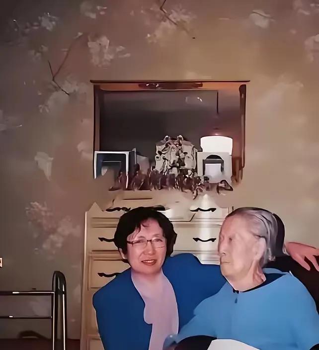 这是1988年在洛杉矶，于凤至与女儿张闾瑛的合影照。
当时于凤至已经91岁高龄，