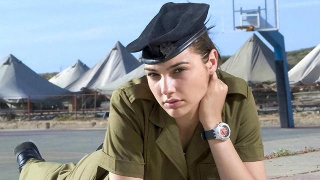 任何一艘美航母上，都要带足大量女兵？她们在航母上有什么作用？