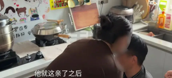 河南郑州，一女子暖气漏水，工人上门维修时，看她自己在家，竟然突然亲了她一口，亲完