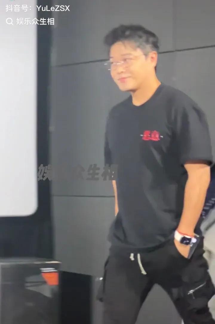 陈思诚现身电影《恶意》上海首映礼，他消瘦了不少，看起来帅气许多[笑哭]。看《士兵
