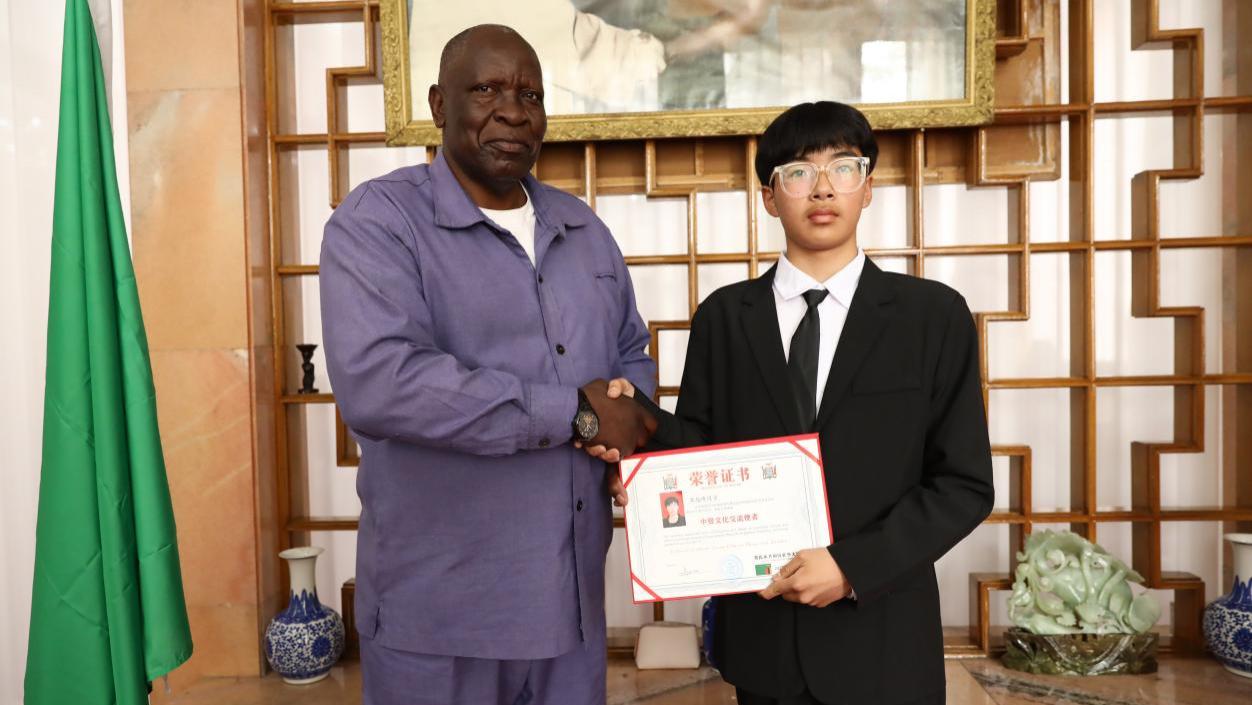 中赞交流文化小使者——崔越峰