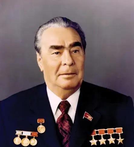 勃列日涅夫死的那天，没人惊讶。保镖梅德韦杰夫站在卧室门口，看着床上的躯体一动不动