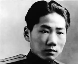 1955年，中央派人前往朝鲜挖毛岸英坟墓，可当大家刚开始挖，就突然跑过来一名妇女