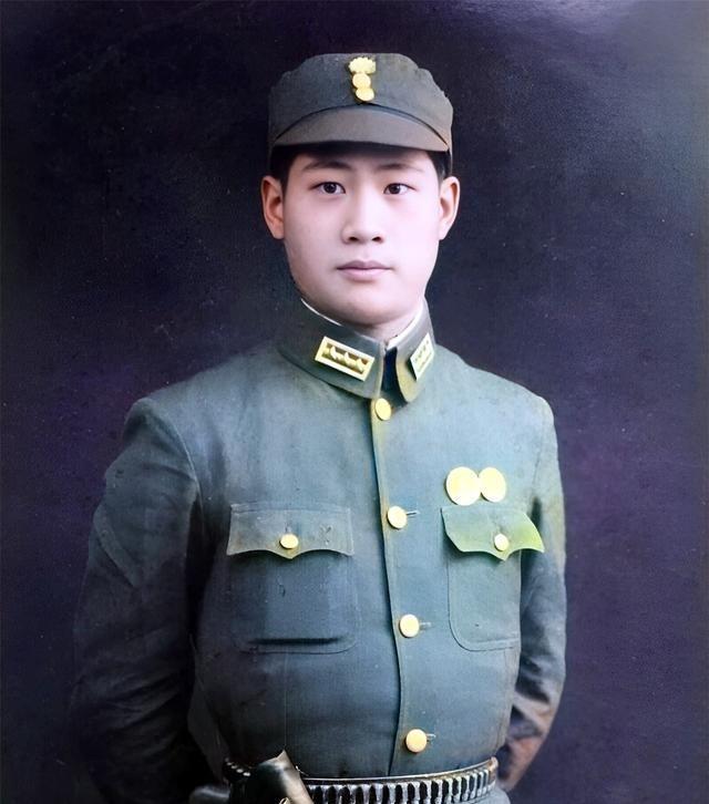 这位身穿军装，昂首挺胸，一身正气的军人是台湾四大家族之一“雾峰林家”的第八代传人