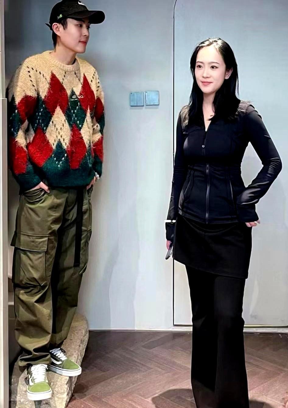 最近被王星和女友嘉嘉的合照戳到了几个萌点。
这俩人站在一起简直把“般配”两个字写