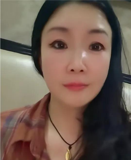 那个维丽特与金果子今天闹掰了，
金果子今天又向千古诉不平，
这杜粉阵营唱的哪一出