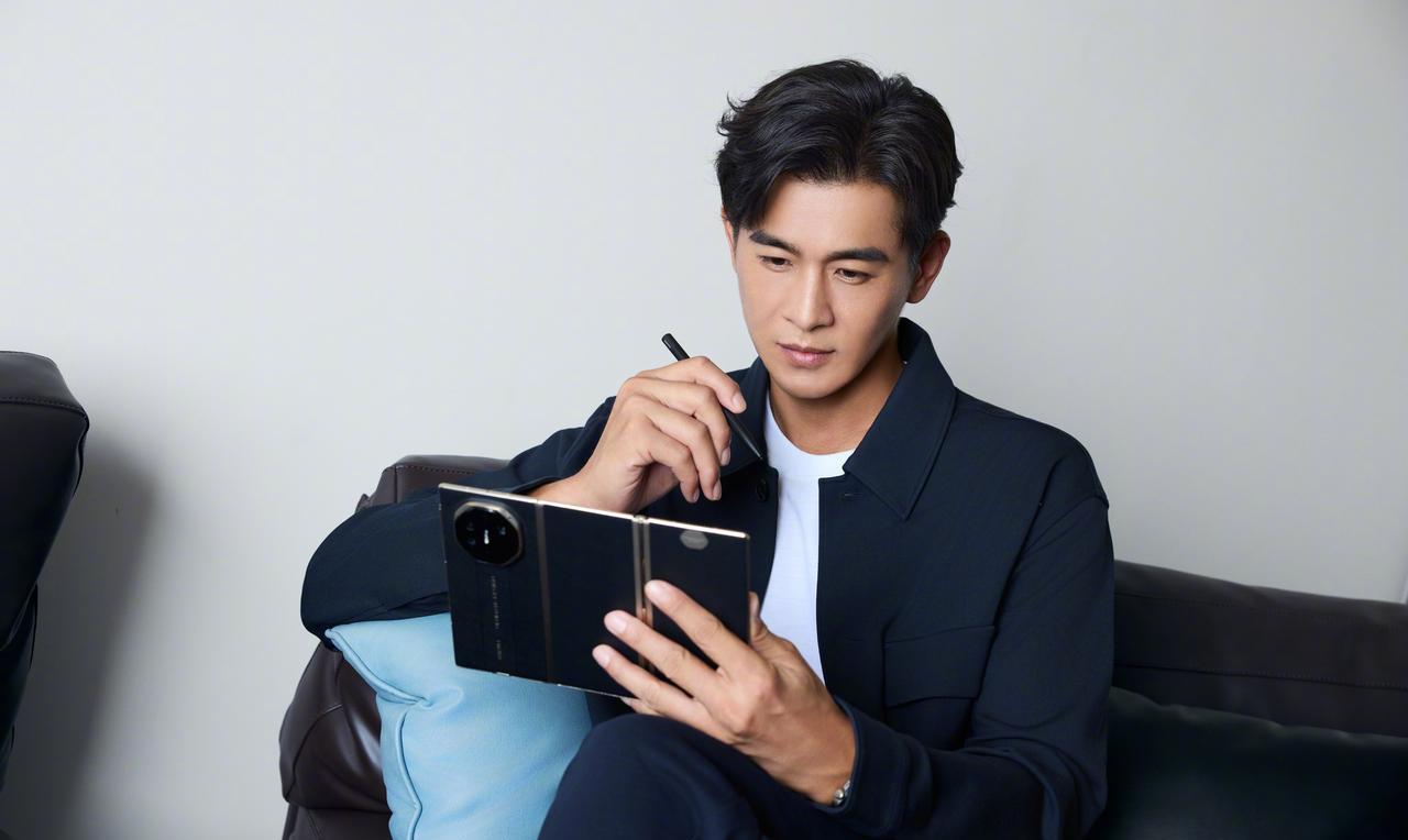 华为Mate XTs迎来明星换机潮
1、唐国强、陈建斌、乔振宇等多位明星全部换上