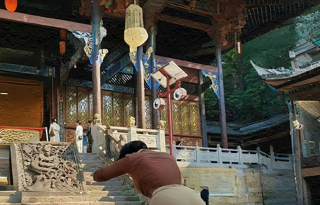 不是在祈求什么，而是在考验方丈！