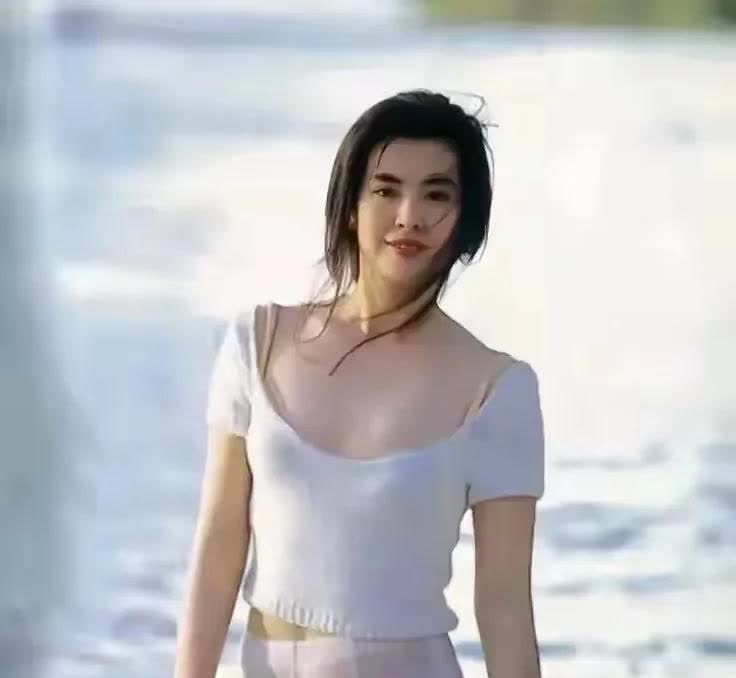在1996年的海岸边，王祖贤留下了令人心醉的美丽瞬间。那时，她正值29岁的青春年