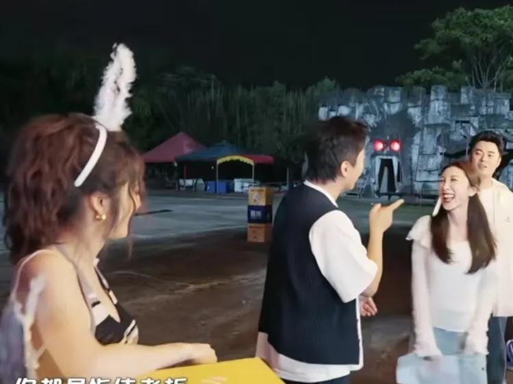 邓超吐槽张小婉指使老板
没想到邓超是张小婉的老板，张小婉在玩游戏的时候，不光指使