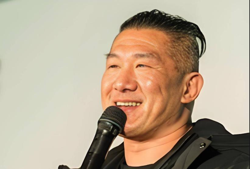 馆长草原开挂了！
馆长这回去内蒙，
确实太惊艳了。
短时间内学会套马、骑马，
不