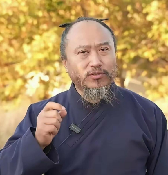 老祖宗留下的识人术，真是准得让人佩服：
眉毛浓得压着眼睛的人，性格一般都挺刚烈