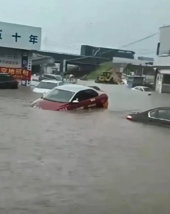 东莞连下4天大雨了，一些镇街强雷水持续。

暴雨一直下，危险在增加。东莞很多道路